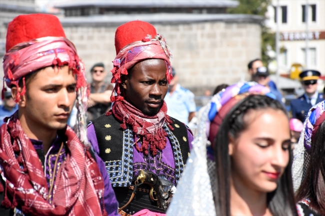 Ugandalı öğrenci 30 Ağustos Zafer Bayramı'nda zeybek oynadı